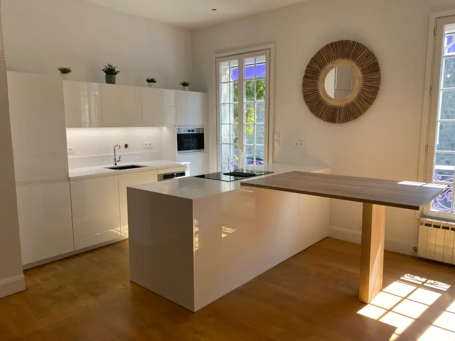 "Cuisine toute blanche et brillante, parfaite pour les espaces compacts. La finition brillante reflète la lumière, créant une atmosphère lumineuse et spacieuse malgré la petite taille de la cuisine par L. Cuisine et Aménagement sur Nîmes et Montpellier