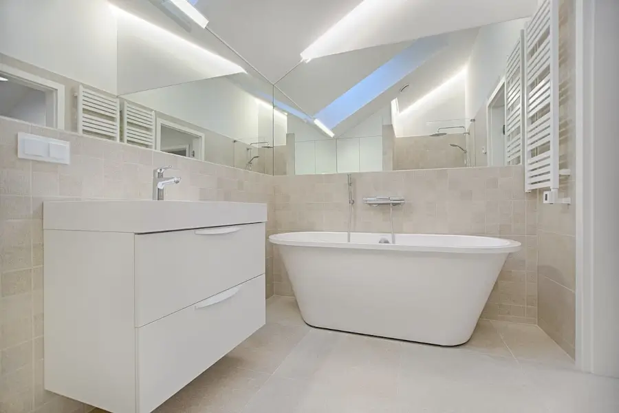 Malgré sa petite taille, cette salle de bain utilise judicieusement des miroirs pour créer une illusion d'espace et de luminosité. Parfait pour un design minimaliste et fonctionnel par L. Cuisine et Aménagement sur Nîmes et Montpellier.