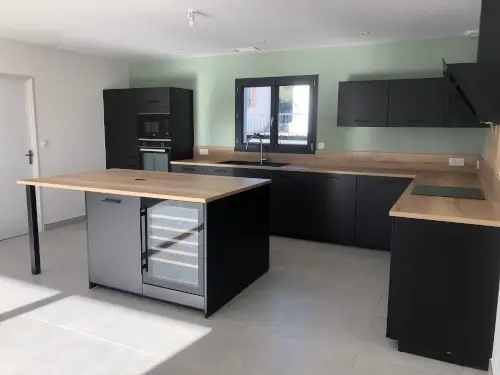 cuisine sur mesure noir et bois, stratifiée , granit, conception, fabrication et pose