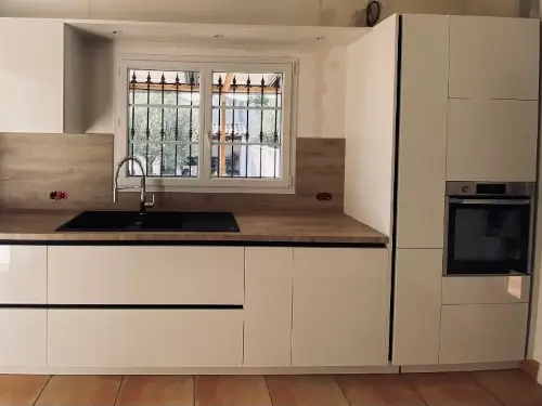 cuisine sur mesure compact conception et pose à Nîmes Montpellier