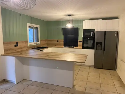 Cuisine sur mesure blanche moderne avec un dessus en bois, offrant un contraste élégant et chaleureux sur Nimes et Montpellier