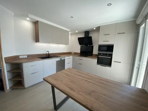 cuisine stratifiée blanche en bois avec éléments intégrés par L CUISINE ET AMENAGEMENT
