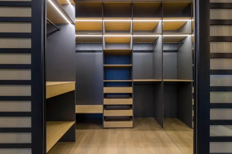 immense dressing sur mesure, ligne noire, style épuré, par L Cuisine et ménagement