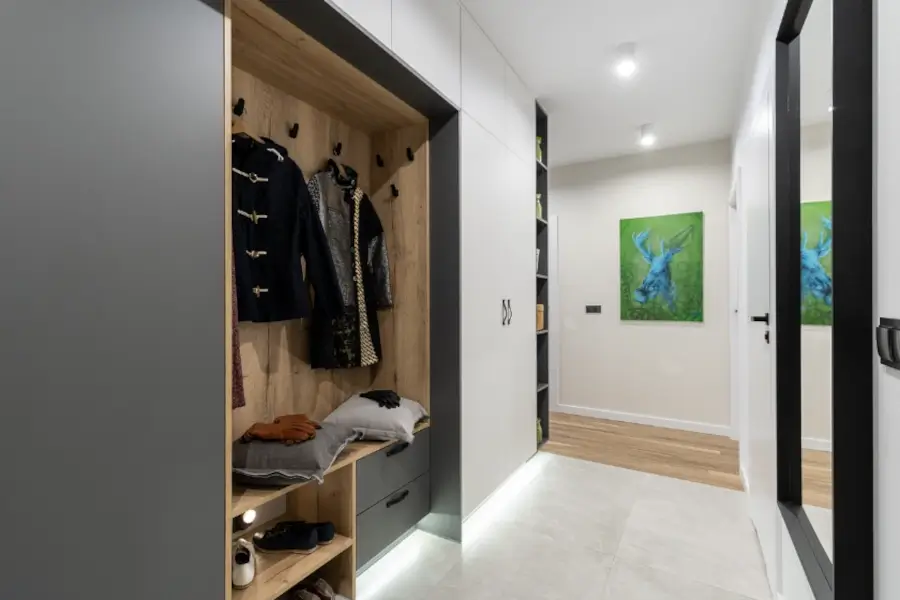 Optimisez l'espace disponible dans votre couloir avec ce dressing sur mesure. Doté de plusieurs placards intégrés le long du couloir, ce dressing offre une solution pratique et esthétique pour organiser vos vêtements et accessoires L. Cuisine et Aménagement sur Nîmes et Montpellier. .