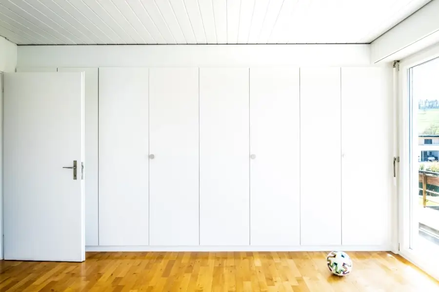 immense dressing blanc sur mesure par L Cuisine et amenagement