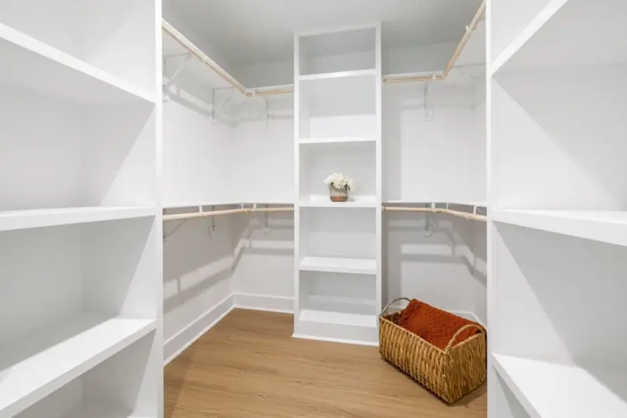 Malgré l'espace limité, ce dressing offre une solution de rangement optimale pour organiser vos vêtements et accessoires. Grâce à ses astucieux aménagements intérieurs et à son design compact, il maximise chaque centimètre disponible pour offrir un rangement fonctionnel et pratique.