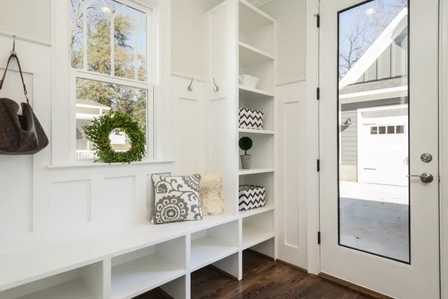 Ce dressing sur mesure offre une solution pratique et élégante pour organiser vos vêtements et accessoires dès votre entrée dans la maison. Avec ses étagères, tiroirs et penderies, il vous permet de garder votre espace ordonné et fonctionnel tout en ajoutant une touche de style à votre foyer