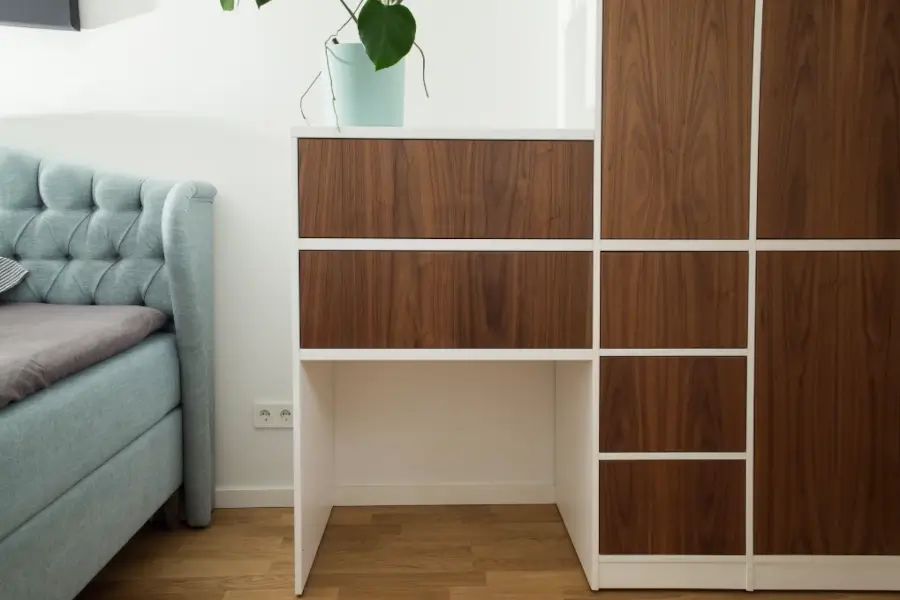 Espace de rangement avec ce dressing en bois. Fabriqué à partir de matériaux de qualité, ce dressing offre un mélange parfait de style et de fonctionnalité. Avec ses finitions naturelles et sa texture chaleureuse, il apporte une ambiance accueillante à votre dressing.