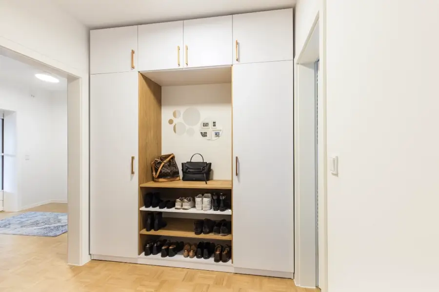 Dressing réalisé L. Cuisine et Aménagement sur Nîmes et Montpellier, offrant un espace de rangement généreux et élégant. Ce dressing blanc est conçu pour répondre à tous vos besoins d'organisation.