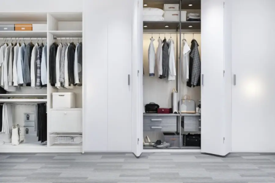 Rangement sur tous les murs : Maximisez l'utilisation de l'espace avec ce dressing conçu pour occuper chaque centimètre disponible. En exploitant les murs de la pièce, ce dressing offre une solution de rangement complète et efficace. Ses étagères, tiroirs et penderies répartis sur tous les murs permettent d'organiser vos vêtements et accessoires de manière pratique et ordonnée. Transformez votre pièce en un espace de rangement fonctionnel et esthétique grâce à ce dressing sur mesure L. Cuisine et Aménagement sur Nîmes et Montpellier.