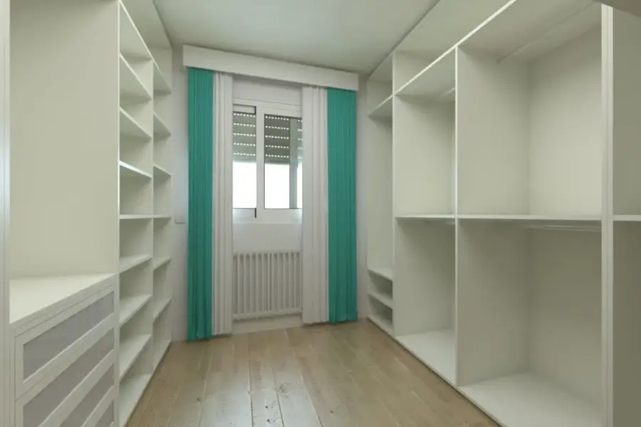 aximisez l'utilisation de l'espace avec ce dressing conçu pour occuper chaque centimètre disponible. En exploitant les murs de la pièce, ce dressing offre une solution de rangement complète et efficace. Ses étagères, tiroirs et penderies répartis sur tous les murs permettent d'organiser vos vêtements et accessoires de manière pratique et ordonnée L. Cuisine et Aménagement sur Nîmes et Montpellier. .