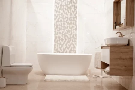 Salle de bain en bois avec une baignoire et une vasque, offrant une ambiance chaleureuse et naturelle. Les éléments en bois apportent une touche d'authenticité et de confort, créant une atmosphère apaisante réalisé sur Nîmes et Montpellier